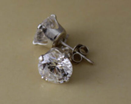 Diamond stud earring with butterfly backing