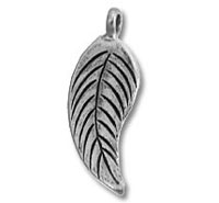 Silver leaf-shaped pendant with engraved veins