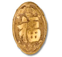 Golden oval medallion with Chinese "fu
