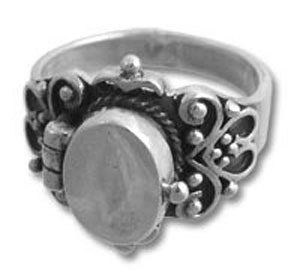 Silver filigree ring with oval cabochon